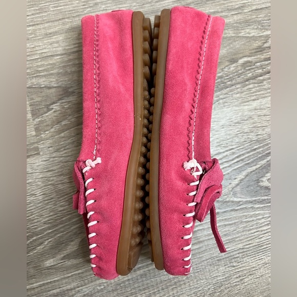 NEW 5.5 MINNETONKA × Hello kitty Kawaii Pink Leather Moccasins - Picture 3 of 8